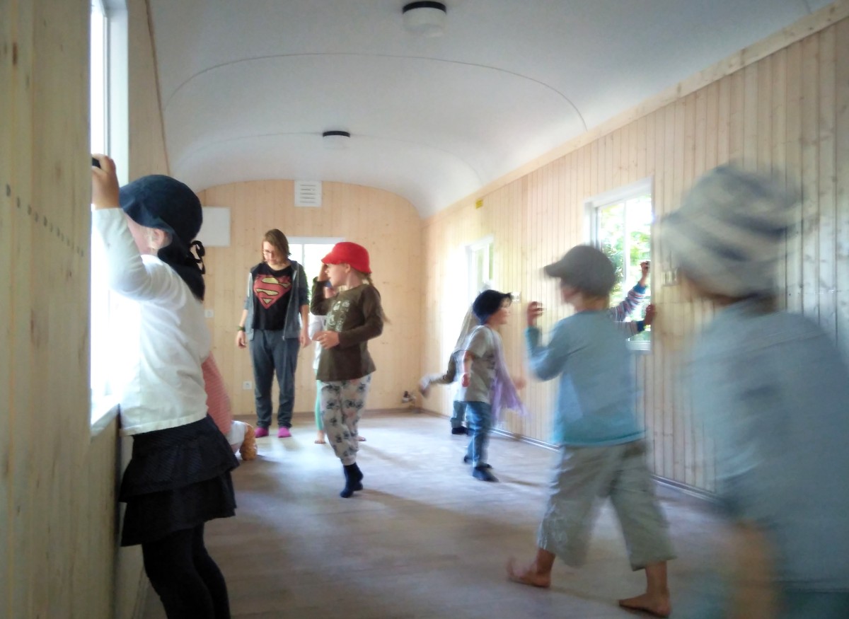 Waldkindergarten Der Waldkindergarten hat einen Bauwagen als Gruppenraum, ein Gartenhaus als Garderobe und einen holzverkleideten Sanitärcontainer. Alles eingebettet ins Grüne, abgestimmt auf das pädagogische Konzept und das Arbeiten mit Kindern in der Natur.