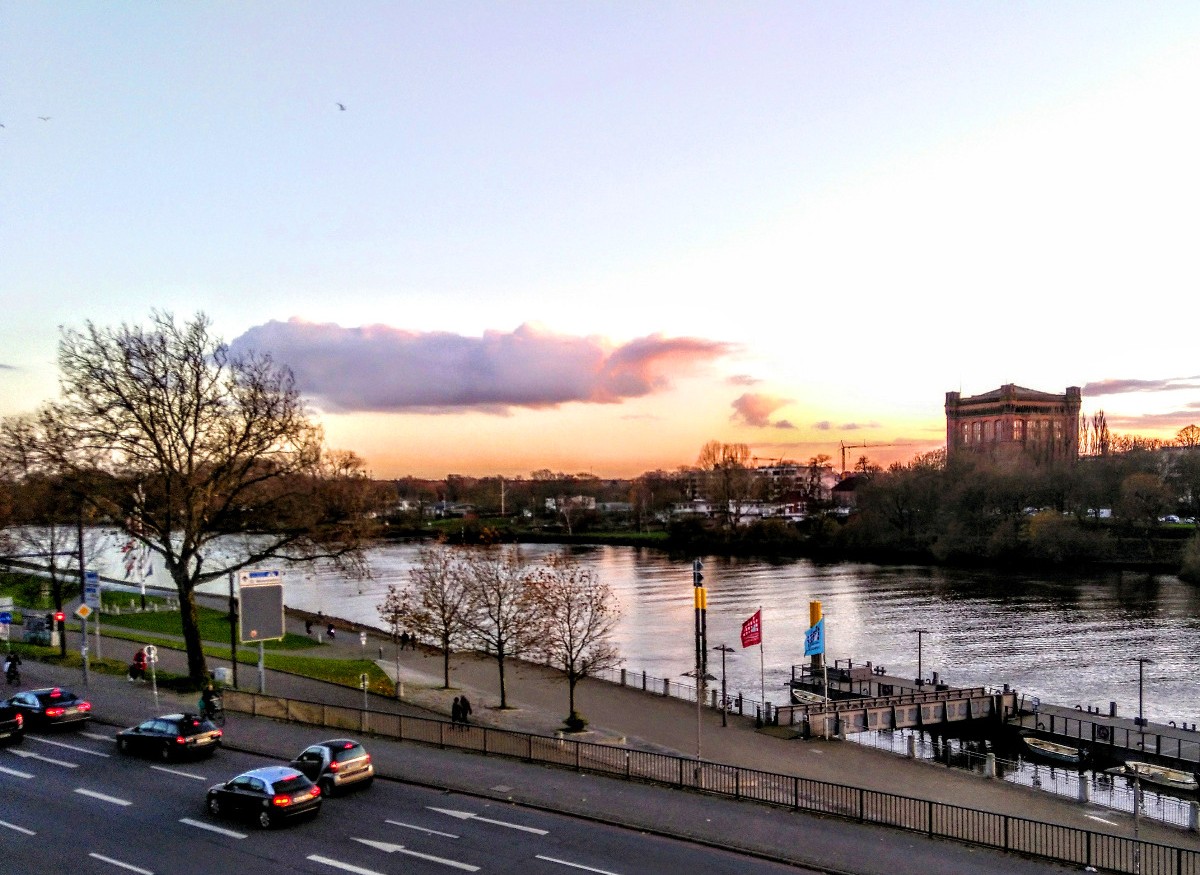 Architekturbüro mit Ausblick Unser Architekturbüro liegt in Bremen zwischen Weser und Altstadt. Wir haben herrliche Ausblicke zur einen Seite auf die Weser, zur anderen Seite auf die historischen Häuser des Schnoorviertels.